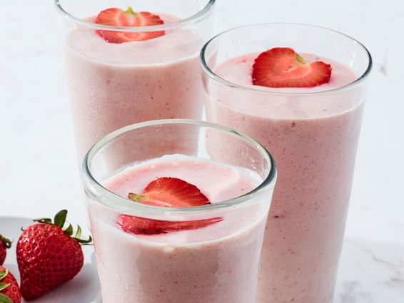 Receta de batido matutino con muchos frutos del bosque