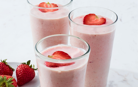 Receta de batido matutino con muchos frutos del bosque